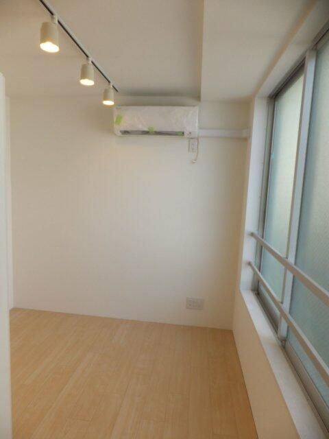 エクサム西新宿の居間・リビング