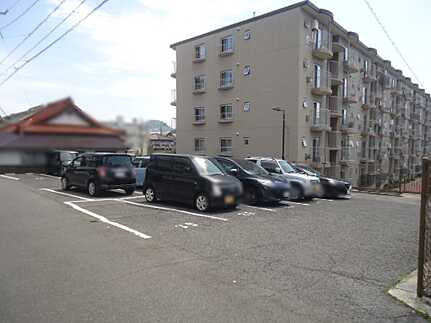 エメラルドマンション府中の駐車場