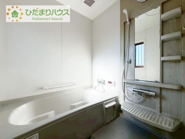 【浴室】 | 我孫子市古戸　中古戸建 | 何歳まで一緒に入ってくれるだろうか・・・。
広いお風呂は、お子様と一緒に入るバスタイムがより楽しくなります。