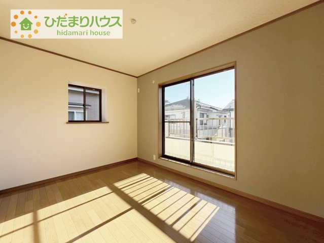 【寝室】 | 我孫子市古戸　中古戸建 | バルコニーに面していて、たっぷり光りの入る明るい主寝室です！