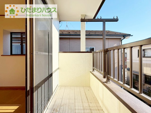【バルコニー】 | 我孫子市古戸　中古戸建 | 広々としたバルコニーは、大量の洗濯物を干しても余裕！お布団だって、家族全員分をいっきに干せますね(^O^)