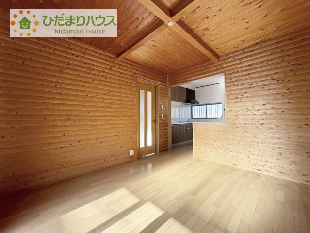 【居間・リビング】 | 我孫子市古戸　中古戸建 | 家族だんらんで、笑顔のたえない時間も増えそうな広々としたLDKが魅力です(^^)/窓も多くて明るい空間でくつろげます。