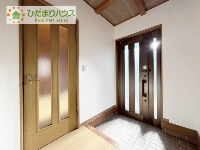 【玄関】 | 我孫子市古戸　中古戸建 | 小窓が付いているドアなので明るいスペースになっています♪