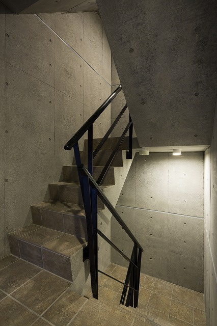 建物に階段があります