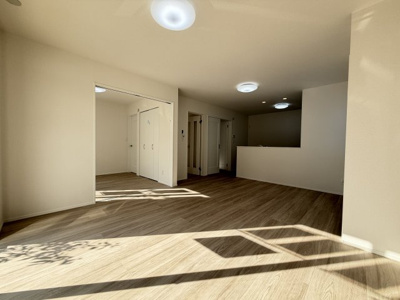 【居間・リビング】 | 沖縄市知花（全3棟）C号棟 | C号棟　LDK16帖♪リビング収納付き♪