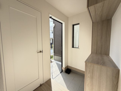 【玄関】 | 沖縄市知花（全3棟）C号棟 | C号棟　十分な収納付き玄関♪