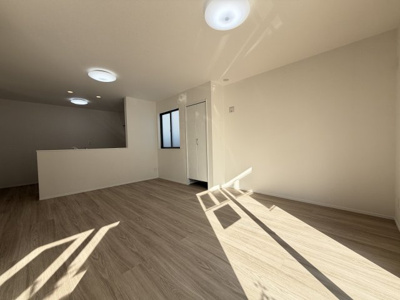 【居間・リビング】 | 沖縄市知花（全3棟）C号棟 | C号棟　LDK16帖♪リビング収納付き♪