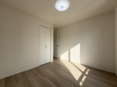 【洋室】 | 沖縄市知花（全3棟）C号棟 | C号棟　洋室5.75帖＋CL付き♪