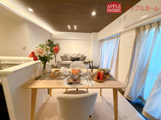 日商岩井北浦和マンションA棟の居間・リビング