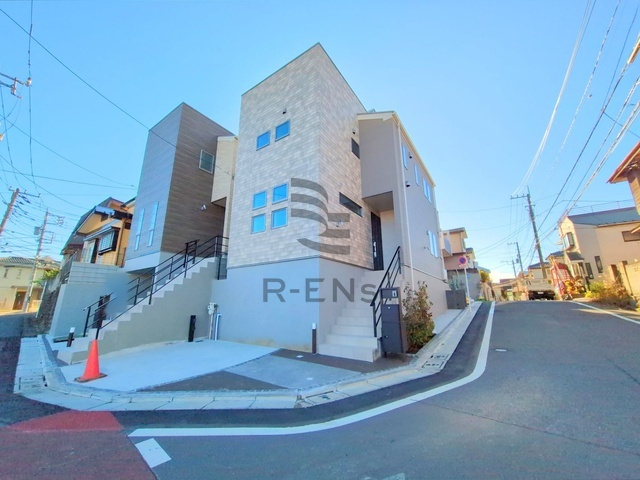 【外観】 | 練馬区大泉町２丁目　新築戸建て　B号棟 | シンプルで落ち着いたデザインが街並みに自然と調和する外観