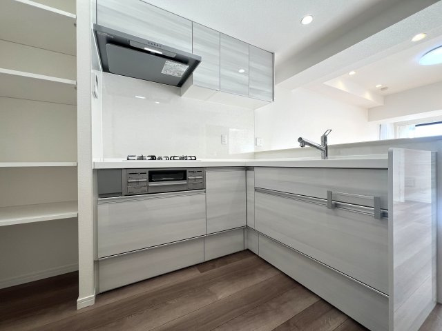 ルーバルで・テント張って・キャンプ気分！でも、火気厳禁！【リフォーム／アール・ケープラザ横浜西】のキッチン|きれいなキッチンです