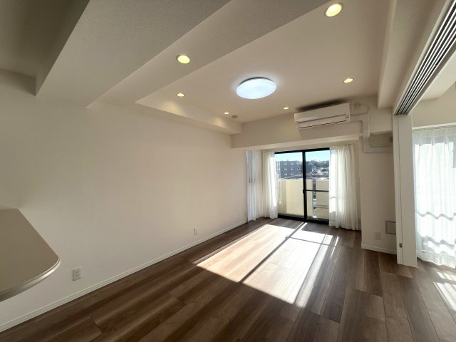 ルーバルで・テント張って・キャンプ気分！でも、火気厳禁！【リフォーム／アール・ケープラザ横浜西】の居間・リビング|使いやすいリビングです