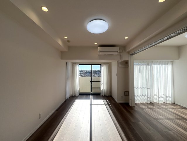 ルーバルで・テント張って・キャンプ気分！でも、火気厳禁！【リフォーム／アール・ケープラザ横浜西】の居間・リビング|居間です