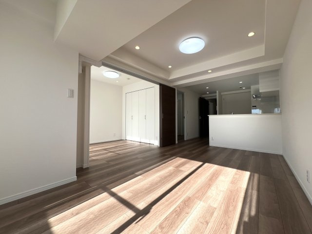 ルーバルで・テント張って・キャンプ気分！でも、火気厳禁！【リフォーム／アール・ケープラザ横浜西】の居間・リビング|こちらのリビングで趣味の時間をお楽しみください