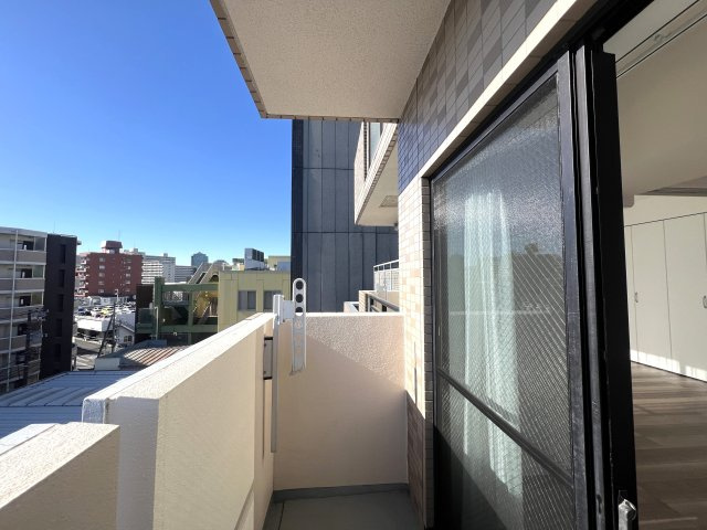 ルーバルで・テント張って・キャンプ気分！でも、火気厳禁！【リフォーム／アール・ケープラザ横浜西】のバルコニー|暖かな日差しのふりそそぐバルコニー