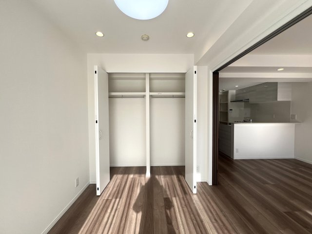 ルーバルで・テント張って・キャンプ気分！でも、火気厳禁！【リフォーム／アール・ケープラザ横浜西】の洋室|明るい洋室です