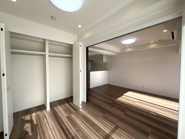 ルーバルで・テント張って・キャンプ気分！でも、火気厳禁！【リフォーム／アール・ケープラザ横浜西】の洋室|落ち着いた色調の洋室です