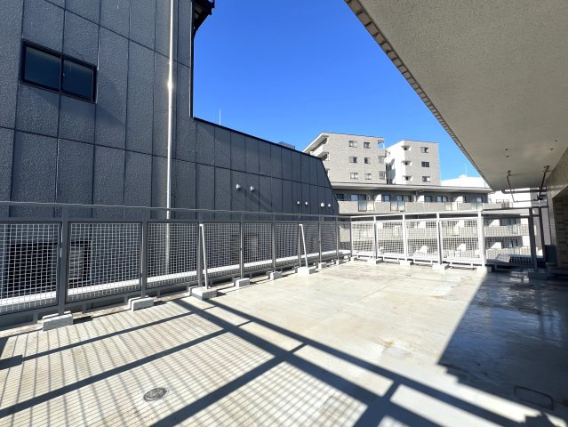 ルーバルで・テント張って・キャンプ気分！でも、火気厳禁！【リフォーム／アール・ケープラザ横浜西】のバルコニー|暖かな日差しのふりそそぐバルコニー
