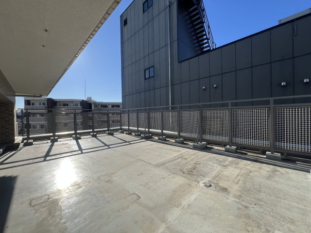 ルーバルで・テント張って・キャンプ気分！でも、火気厳禁！【リフォーム／アール・ケープラザ横浜西】のバルコニー|外からの目が気にならないバルコニーで洗濯物が干せます