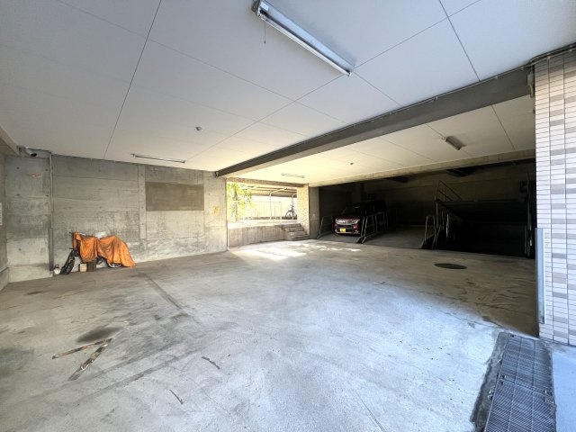 ルーバルで・テント張って・キャンプ気分！でも、火気厳禁！【リフォーム／アール・ケープラザ横浜西】の駐車場|カースペースがあります