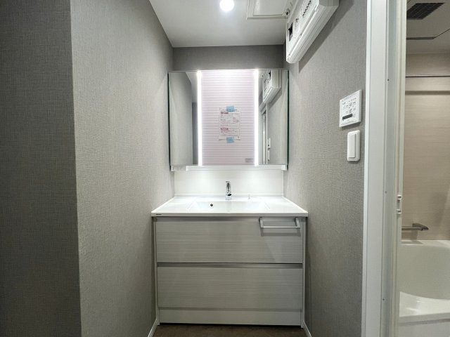 ルーバルで・テント張って・キャンプ気分！でも、火気厳禁！【リフォーム／アール・ケープラザ横浜西】の独立洗面台|独立洗面台です