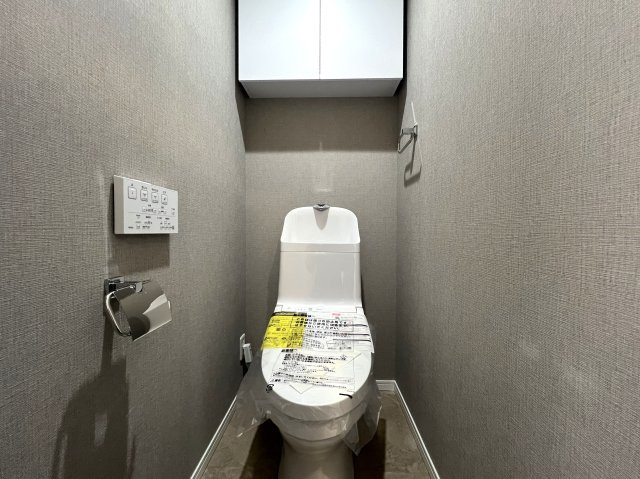 ルーバルで・テント張って・キャンプ気分！でも、火気厳禁！【リフォーム／アール・ケープラザ横浜西】のトイレ|清潔感のあるトイレです