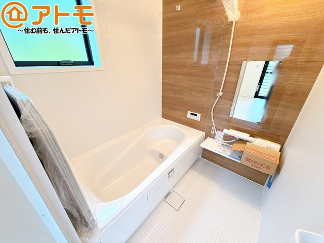 【浴室】 | 清水区三保7期　新築戸建　3号棟 | 浴室は落ち着いた色のパネルでゆったりと過ごせる空間です。お風呂で一日の疲れを癒しましょう♪