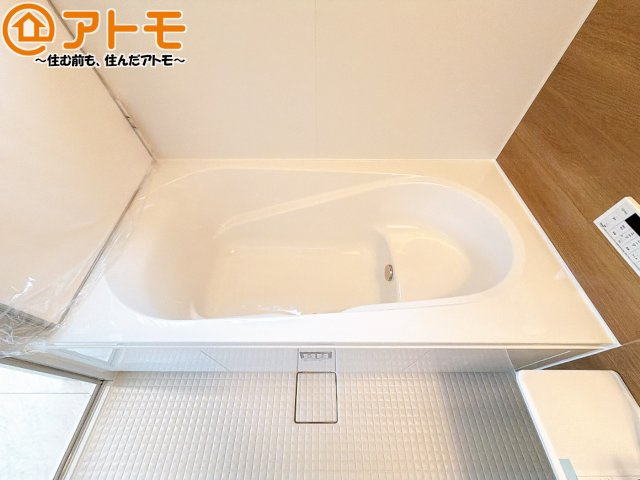 【浴室】 | 清水区三保7期　新築戸建　3号棟 | お子様やお年寄りが使いやすいだけでなく、半身浴にも便利なベンチタイプの湯舟です。お湯の節約にも！