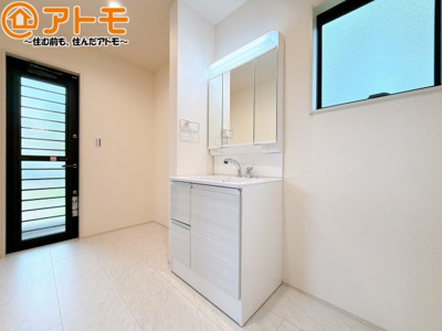 【独立洗面台】 | 清水区三保7期　新築戸建　3号棟 | シャワータイプの洗面台は、洗濯物の土汚れなどの予洗いもしやすいため、お子様のいるご家庭でも大活躍！