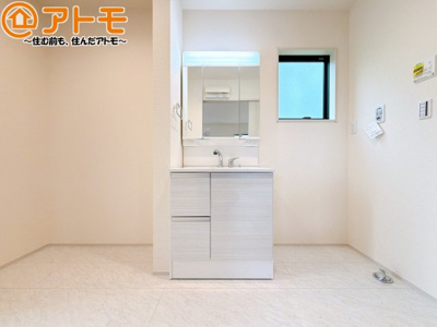【独立洗面台】 | 清水区三保7期　新築戸建　3号棟 | 三面鏡の中は収納になっているため、スッキリとした洗面台を保つことができます♪