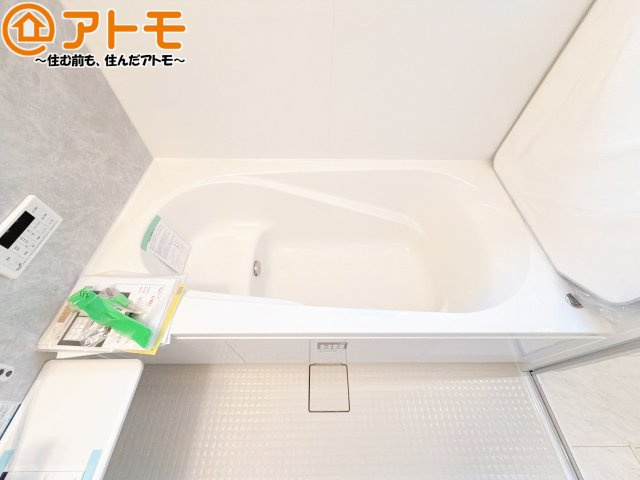 【浴室】 | 清水区三保7期　新築戸建　2号棟 | お子様やお年寄りが使いやすいだけでなく、半身浴にも便利なベンチタイプの湯舟です。お湯の節約にも！