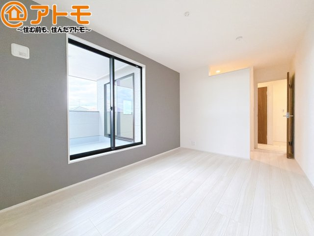 【寝室】 | 清水区三保7期　新築戸建　2号棟 | アクセントクロスが印象的なお部屋です。お気に入りの家具に囲まれてゆったり過ごしたいですね♪