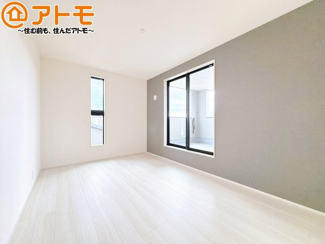 【寝室】 | 清水区三保7期　新築戸建　2号棟 | バルコニーに面したお部屋なので、布団などの大きなものも楽々干せます♪