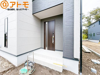 【玄関】 | 清水区三保7期　新築戸建　2号棟 | 落ち着いた色合いの玄関はダブルロックで防犯性に優れた仕様になっています♪