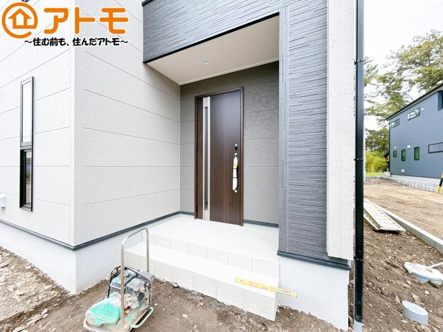 【玄関】 | 清水区三保7期　新築戸建　2号棟 | 落ち着いた色合いの玄関はダブルロックで防犯性に優れた仕様になっています♪