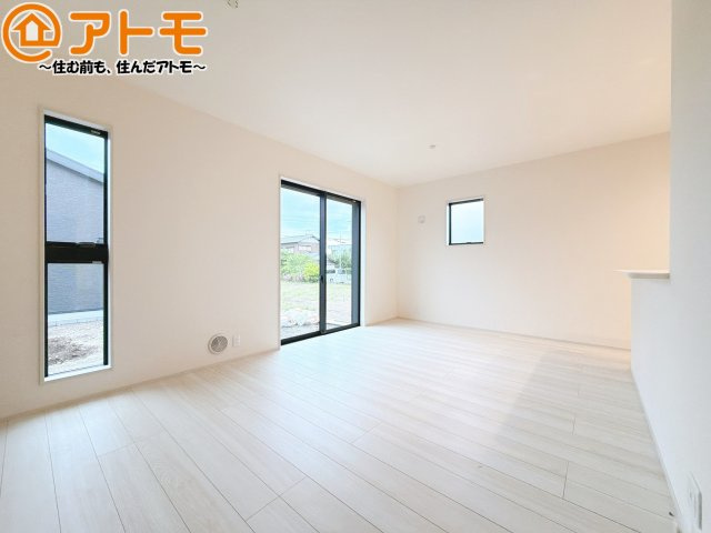 【居間・リビング】 | 清水区三保7期　新築戸建　2号棟 | ゆとりあるLDKは、家族が同じ空間にいながらパーソナルスペースもしっかり確保できますね♪