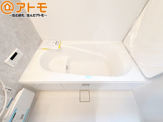 【浴室】 | 清水区三保7期　新築戸建　1号棟 | お子様やお年寄りが使いやすいだけでなく、半身浴にも便利なベンチタイプの湯舟です。お湯の節約にも！