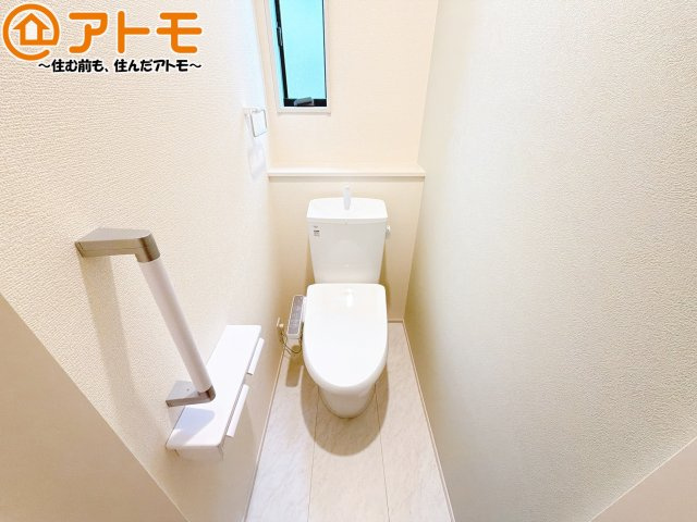 【トイレ】 | 清水区三保7期　新築戸建　1号棟 | 手すり付きで使いやすいユニバーサルなトイレです♪