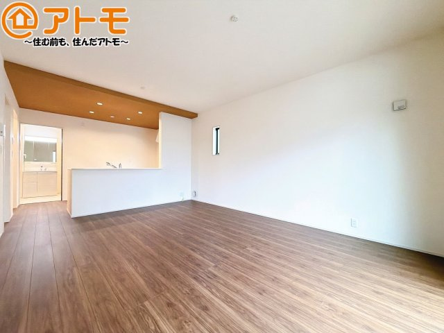 【居間・リビング】 | 清水区三保7期　新築戸建　1号棟 | 家族団らんのイメージは、リビングを思い浮かべませんか？リビングこそ広々としたお部屋が良いですね♪