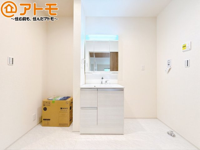 【独立洗面台】 | 清水区三保7期　新築戸建　1号棟 | シャワータイプの洗面台は、洗濯物の土汚れなどの予洗いもしやすいため、お子様のいるご家庭でも大活躍！