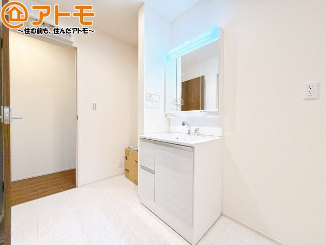 【独立洗面台】 | 清水区三保7期　新築戸建　1号棟 | 三面鏡の中は収納になっているため、スッキリとした洗面台を保つことができます♪