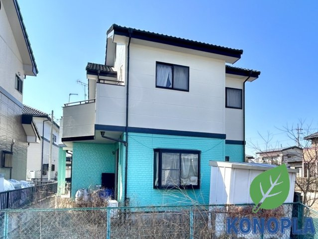 【中古戸建】伊勢崎市宮子町の外観|■外観｜窓の配置や、爽やかな白ベースの外観が清潔感をもたらします。まっさらなキャンバスのような家にこだわりを彩って…始めよう、あなただけの豊かな暮らし( ＾＾ )