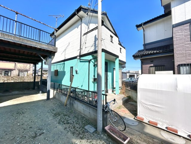 【中古戸建】伊勢崎市宮子町の前面道路含む現地写真|■外観|シンプルで洗練されたデザインは住まう人の色に染まり、個性を映し出します♪本日見学可能(*＾＾*)