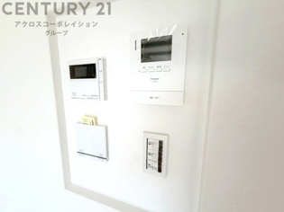 訪問者が来たときにテレビ画面で確認できるため、安心してドアを開けられます。録画機能があるものもあり、留守中に来訪者を記録しておくことができます。利便性が高く、セキュリティ面でも安心です。