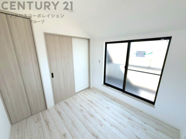 子供部屋…創造性や成長を促す遊びの空間を提供。学習や趣味に集中できる環境を整えます。個別のプライベートスペースは自己表現と自立心を育み、心地よい睡眠環境を整えリラックスできる場所を提供。