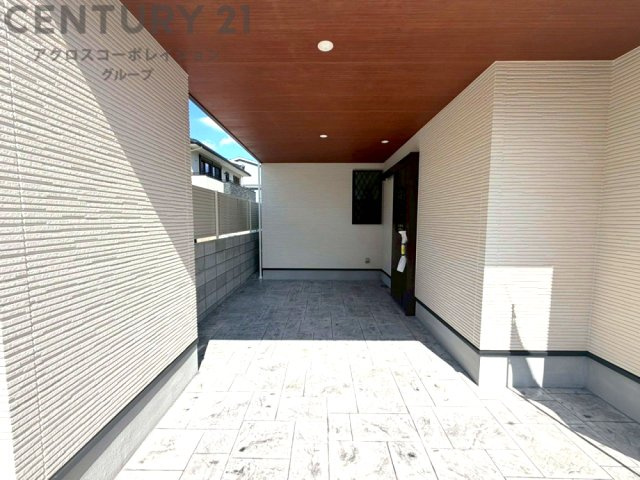 物件裏手は、現況駐車場につき建物がなく、日当たり通風が確保できる立地となります。