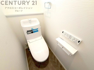 温水洗浄便座付トイレは温水洗浄機能により、暖かい水でおしりを洗浄することができ、冷たい水を使う従来の便座に比べ、温水洗浄機能で暖かいトイレを提供し、快適な使用を可能にします。