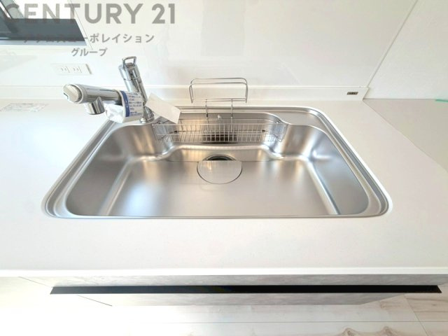 大きなシンクでお鍋などの大きな調理器具を洗う際にも便利です。