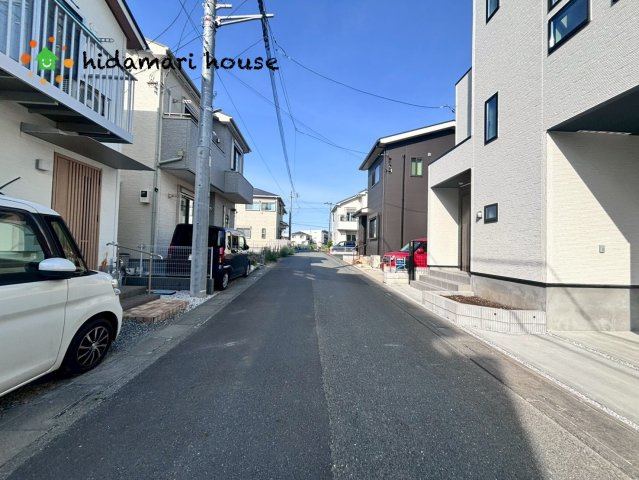 西区指扇20期　新築戸建　グラファーレ01の前面道路含む現地写真