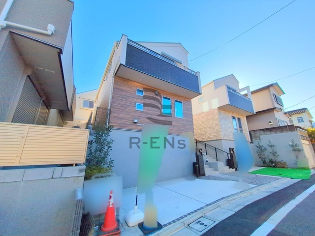 【外観】 | 練馬区大泉町２丁目　新築戸建て　C号棟 | 上質な色合いとデザインで、飽きのこない佇まい